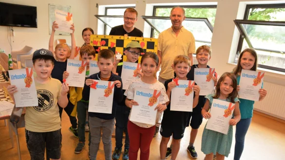 Martin Fenner und Michael Fritsch (hinten v. l.) mit den Kindern, die w&auml;hrend der Ferienspiele Schach gespielt haben. Alle haben am Ende eine Urkunde bekommen. - &copy; Karin Prignitz