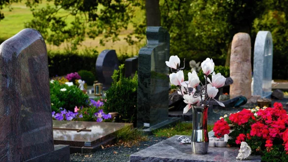 Grabsteine k&ouml;nnen mit der Zeit nicht mehr gen&uuml;gend Halt haben. Dies muss nun kontrolliert werden. - &copy; Symbolbild: Pixabay