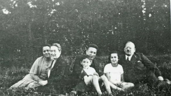 Ein Bild aus glücklichen Tagen: (von links) Frieda Kauders, Irma Buchholz, Eduard Kauders sowie Gerhart, Ilse und Bernhard Buchholz. - © Stadtarchiv Detmold