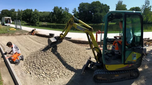 Die st&auml;dtischen Auszubildenden (von links) Julian Kr&ouml;mker, Marvin Bigalk und Leon Schulte arbeiten am Boule-Feld neben dem Kurparksee. Foto: Thomas Reineke - &copy; Thomas Reineke