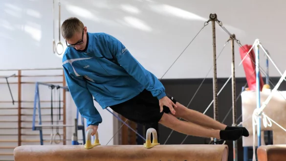 Eine &Uuml;bung am Lieblingsger&auml;t: Daniel Sorin demonstriert sein K&ouml;nnen am Seitpferd. - &copy; Oliver K&ouml;nig