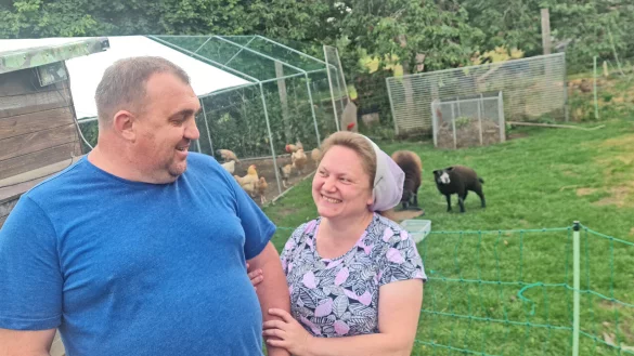 Elena und Lennart Albrecht haben ein großes Herz. Neben ihren eigenen zwölf Kindern, den Hühnern, Schafen und Sittichen haben jetzt auch zwei Minderjährige aus der Ukraine Zuflucht bei ihnen gefunden. - © Marianne Schwarzer