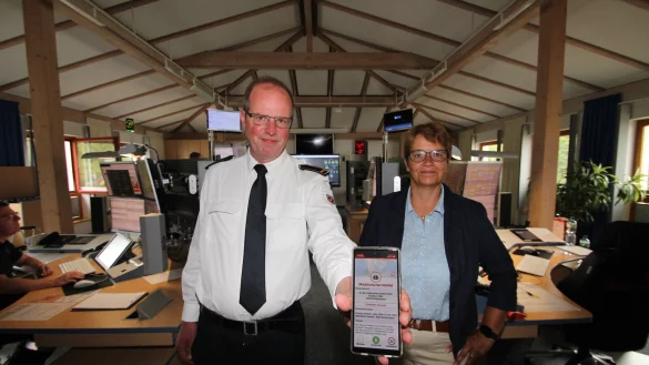 Achim Reineke und Sabine Beine zeigen die Katretter-App, die seit Ende Juni im Einsatz ist. In der Rettungsleitstelle in Lemgo-Brake werden die Eins&auml;tze koordiniert. Freiwillige mit Kenntnissen in Erster Hilfe sind angesprochen - zun&auml;chst aber nur Mitarbeiter des Rettungsdienstes selber. - &copy; Jens Rademacher