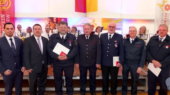 Ehrung f&uuml;r Besondere Verdienste: (von links) B&uuml;rgermeister Torben Blome, Landrat Dr. Axel Lehmann, Matthias Sprenger, Kreisbrandmeister Wolfgang Kornegger, G&uuml;nther Bernhard Ostrop, Bezirksbrandmeister Michael Kirchhoff, Detlev Schiewe - &copy; Rudi Rudolph