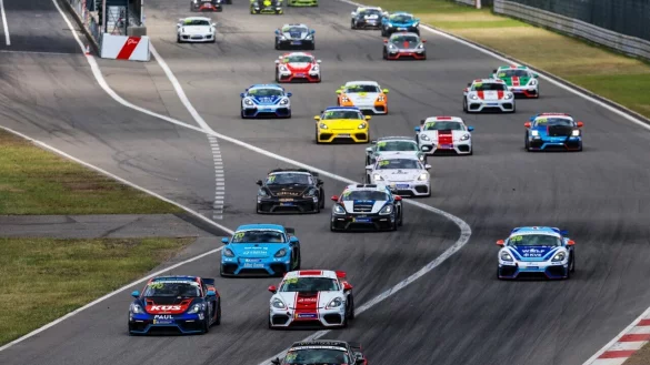 Gian Luca T&uuml;ccaroglu setzt sich gleich mal an die Spitze des gro&szlig;en Feldes. - &copy; Gruppe C/Porsche-Sports-Cup