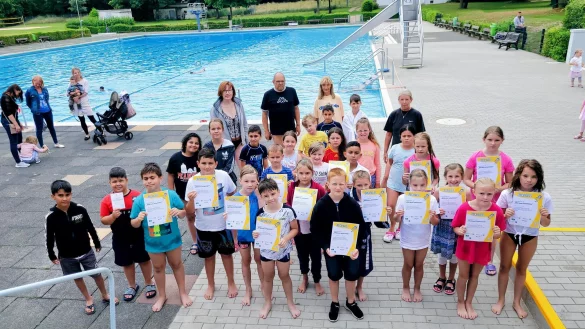 Brigitte Hense-L&uuml;gger (hinten von links), Werner Klocke, Ulrike Urbaniak und Brigitte Sch&uuml;ring haben 37 Kindern das Schwimmen im Freibad Werreanger beigebracht. Nicht alle haben zwar das Seepferdchen-Abzeichen am Ende geschafft, aber der Anfang ist gemacht. - &copy; Astrid Sewing