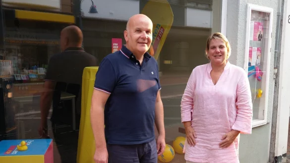 Olaf Henning (Stadtverbandsvorsitzender der FDP Lage) und Martina Hannen (Fraktionsvorsitzende der FDP im Rat der Stadt Lage) blicken auf das vergangene Amtsjahr zur&uuml;ck. - &copy; FDP Lage