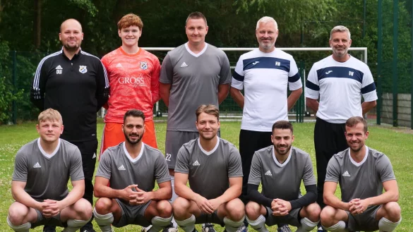 Die Neuen der SG Hiddesen-Heidenoldendorf mit (hinten von links) Trainer Dennis Wieder, Magnus Kemna, Tobias Fitz, Trainer Mike Winkler, Trainer Dirk Winkler sowie (vorne von links) Robin Winkler, Gianni Bovino, Simon Jevsovar, Philip Herclik und Felix Klein. - &copy; J&ouml;rg Hagemann