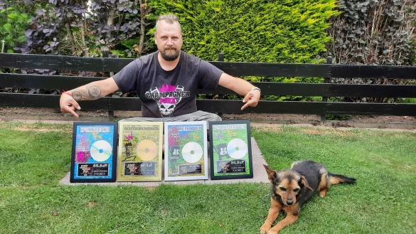 Vierfach ausgezeichnet: Carsten Reineke pr&auml;sentiert stolz die Awards. - &copy; Manuel Hillwig