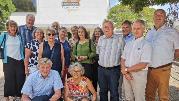 Trifft sich nach 50 Jahren zur Besichtigung des Gymnasiums: der Abiturjahrgang 1972. Ratsherr Wilfried D&uuml;wel (2. von links) f&uuml;hrt die Jubilare durch das Geb&auml;ude, das gerade renoviert wird. - &copy; Sylvia Frevert
