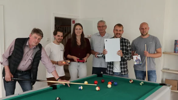 Bei der Spenden&uuml;bergabe lassen es sich die Beteiligten nicht nehmen, eine Runde Billard zu spielen. - &copy; SPD Lage