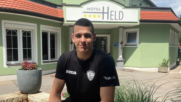 Samuel Zehnder vor dem Teamhotel in Regensburg: Im LZ-Gespr&auml;ch macht der 22-J&auml;hrige aus der Schweiz einen sehr sympathischen Eindruck. - &copy; Lennart Hundertmark/TBV Lemgo Lippe