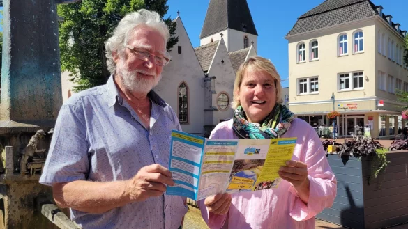 Helmut Behnisch und Martina Hannen sind politisch nicht immer einer Meinung, aber die Liberale und der Gr&uuml;ne ziehen bei Fairtrade seit Jahren an einem Strang - und verstehen sich gl&auml;nzend. - &copy; Astrid Sewing