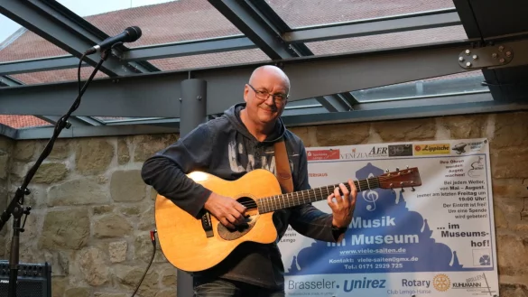Der Belgische Gitarrenvirtuose Jacques Stotzem begeistert sein Publikum. - &copy; Philip Marx