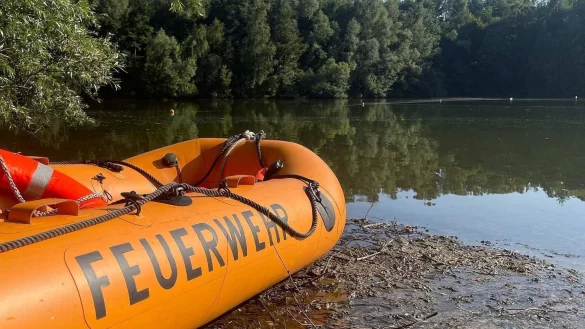 Die Feuerwehr hat am Dienstagabend einen ertrunkenen Schwimmer aus dem Meschesee geborgen. - &copy; Feuerwehr Detmold