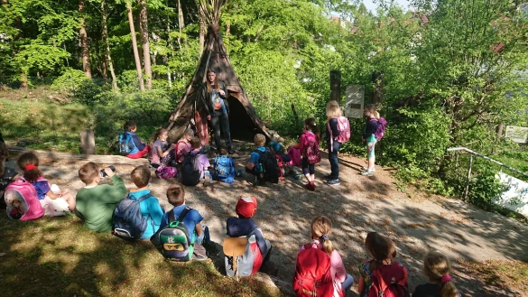Steinzeitf&uuml;hrungen f&uuml;r Kinder geh&ouml;ren auch zum Programm im Arch&auml;ologischen Freilichtmuseum. Foto: Coesfeld/AFM - &copy; Coesfeld/AFM