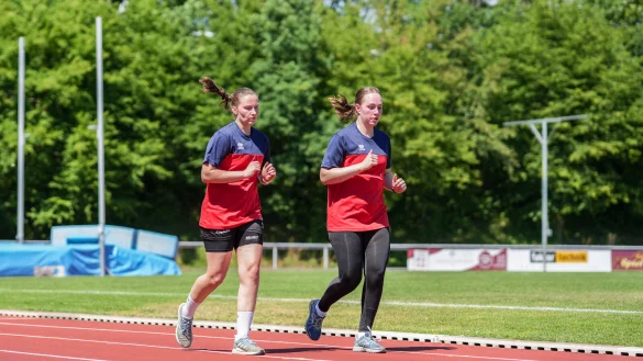 Gemeinsam auf der Laufbahn: Das neue Torh&uuml;terinnen-Duo der HSG Blomberg-Lippe mit Melanie Veith (links) und Zugang Zoe Ludwig. - &copy; Kornej Weibert