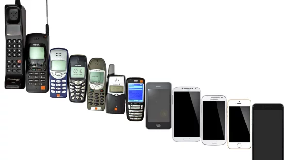 Die Mobiltelefon-Entwicklung von 1992 bis 2014: (von links) Motorola 8900X-2, Nokia 2146 orange 5.1, Nokia 3210, Nokia 3510, Nokia 6210, Ericsson T39, HTC Typhoon, iPhone 3G, Samsung Galaxy S4, Samsung Galaxy S4 mini, iPhone 5s und iPhone 6 Plus - &copy; Wikimedia/Jojhnjoy