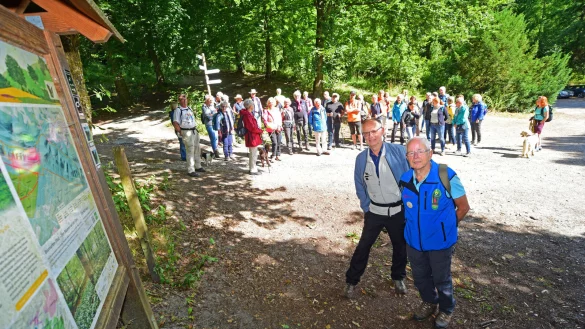 Wanderwart Heinrich Hundertmark (links) und Wolfgang Weibezahl f&uuml;hren die Gruppe &uuml;ber den Holzweg. - &copy; Nicole Ellerbrake