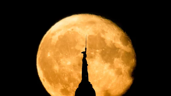 Der Supermond erscheint hinter dem Hermannsdenkmal - aufgenommen von Jan Schalski am 14. Juni. - &copy; Jan Schalski