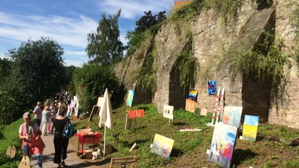 Besucher aus Nah und Fern lieben das besondere Ambiente an der Blomberger Stadtmauer. - &copy; Blomberg Marketing