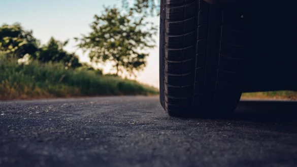 Weil sie in einem sehr schlechten Zustand ist, muss die Stra&szlig;e Zum Freibad in La&szlig;bruch dringend erneuert werden. - &copy; Symbolbild: Pixabay