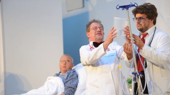 Der "Kranke" schaut skeptisch, was ihm die &Auml;rzte da verabreichen. - &copy; Nicole Ellerbrake