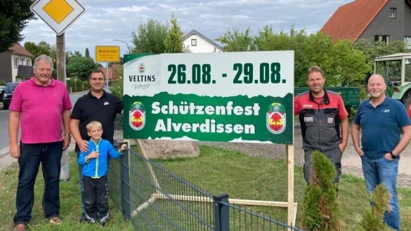 Laden zum Fest: Vorsitzender Willi D&uuml;wel, zweiter Vorsitzender Sven Logermann mit Sohn Julian, Major Stefan Grote und Oberst J&ouml;rg Kleemann (von links). - &copy; Sch&uuml;tzenverein Alverdissen