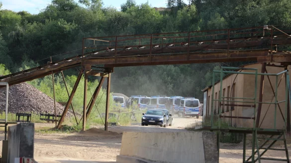 Eine Hundertschaft durchk&auml;mmte im Juni das Gebiet um das Kieswerk in Stemmen. Hier soll der Tatverd&auml;chtige Elchin A. gesichtet worden sein. Zuvor war schon die gegen&uuml;berliegende Werkstatt sowie das Gel&auml;nde drumherum durchsucht worden - vergebens. - &copy; Janet K&ouml;nig