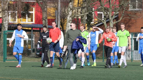 Der TBV Lemgo und die SG Hiddesen-Heidenoldendorf betreten das Spielfeld. Dieses Derby wird es auch in der kommenden Bezirksliga-Saison geben. - &copy; Oliver K&ouml;nig