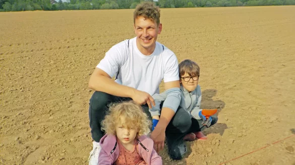 Alex Hildebrandt nimmt mit Sohn Elias und Tochter Malia an der Aktion teil. - &copy; Kita &bdquo;Spatzennest&ldquo;