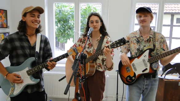 Jerry von Carolsfeld, Nina Schelpmeier und Alexander Mau (von links) pr&auml;sentieren eigene Songs mit souliger Fundierung in der Galerie Greve. - &copy; Hajo G&auml;rtner