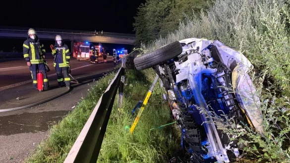 Die Einsatzkr&auml;fte der Freiwilligen Feuerwehr Bad Salzuflen sichern den verunfallten Toyota Aygo, der hinter der Leitplanke auf der Autobahn2 liegt. Der Wagen ist nur noch Schrott. Foto: Daniel Hobein / Feuerwehr Bad Salzuflen - &copy; Feuerwehr Bad Salzuflen