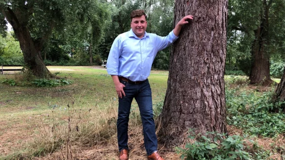 Jan Gentemann steht im Park am ehemaligen Jugendzentrum "Das Haus" in Holzhausen. Auf der anderen Seite der Max-Planck-Stra&szlig;e befindet sich sein Autohaus. - &copy; Thomas Reineke(LZ)