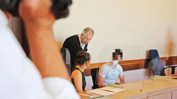 Verteidiger Axel vor Irmer aus Dortmund bespricht sich &uuml;ber die Dolmetscherin mit seinem Mandanten (24). - &copy; Janet K&ouml;nig