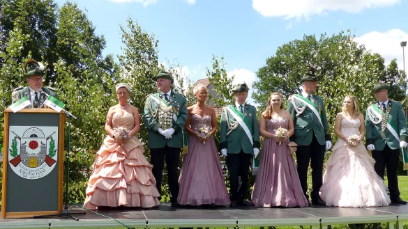 Die K&ouml;nigsgesellschaft lauscht den Worten von Oberst Andreas Meyer (links), v. l. n. r.: K&ouml;nigin Raffaela Trompeter, K&ouml;nig Mario Trompeter, J&ouml;rg und Ulrike Jakob, Sascha und Olesja Bracht, Jungsch&uuml;tzenk&ouml;nig Lion M&uuml;ller und Prinzessin Larissa Lorenz - &copy; Rudi Rudolph