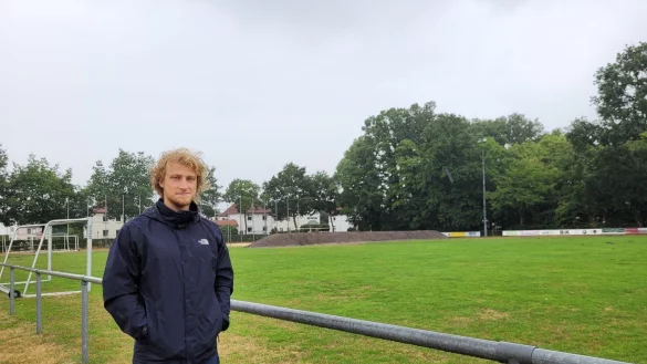 Richard Kosleck steht ungef&auml;hr auf H&ouml;he des zweiten Flutlichtmastes. Der Teil, der hinter ihm zu sehen ist, wird vom VfL Pottenhausen genutzt. F&uuml;r die Reiter w&auml;re ebenfalls noch Platz. - &copy; Astrid Sewing