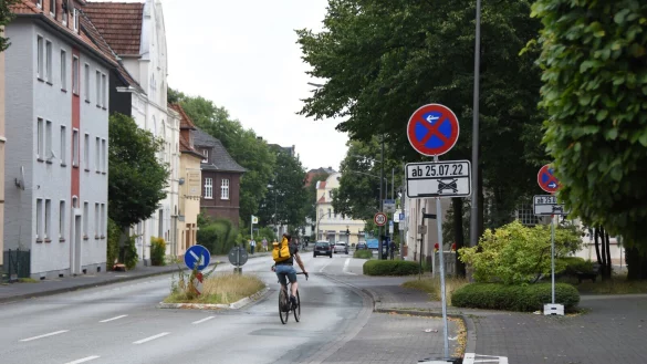 Die Schilder lassen es bereits erahnen. Ab Montag wird an der Bielefelder Stra&szlig;e der Kanal erneuert. Aufgrund von Ausf&auml;llen bei der zust&auml;ndigen Baufirma haben sich die Arbeiten verz&ouml;gert. - &copy; Raphael Bartling