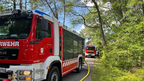 1000 Quadratmeter Fläche stehen an der Hohen Asch in Flammen. Die Extertaler Feuerwehr löscht den Brand. - © Archivfoto: Löschzug Bösingfeld