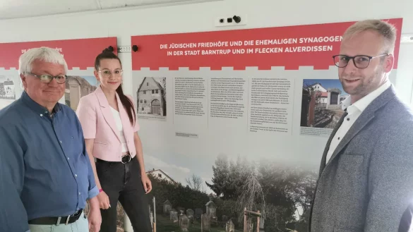 Pr&auml;sentieren die Ausstellung im Eisenbahnwaggon der Landeseisenbahn Lippe: (von links) Kurator J&uuml;rgen Scheffler, Martha Johannsmeier vom Kultur Stellwerk Nordlippe und Barntrups B&uuml;rgermeister Borris Ortmeier. - &copy; Sylvia Frevert