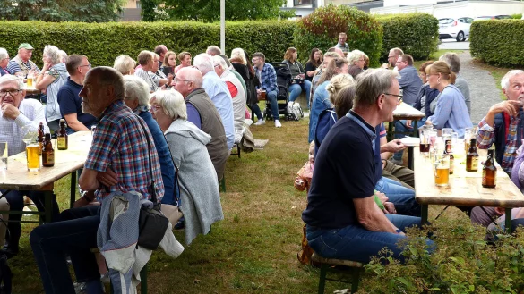 Viele Besucher kommen zum Sommerfest in Siekholz. - © Rudi Rudolph