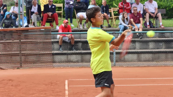 Bei den Endspielen ist der Zuschauer-Zuspruch immer groß. Hier schauen die Besucher auf Marco Ontiveros vom TC Penzberg, der sich 2021 in Lemgo den DM-Titel bei der U12 sicherte. - © Sebastian Lucas