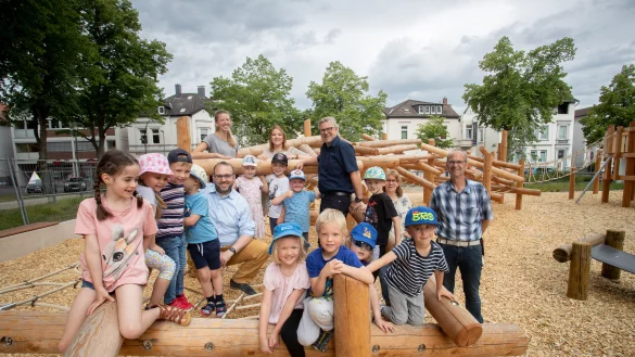 Der Spielplatz ist eingeweiht - das Bild zeigt Kindern mit Vertretern der Stadt, darunter Fachbereichsleiter Martin K&ouml;lczer (links) und Technischer Beigeordneter Thomas Lammering (Mitte). - &copy; Torben Gocke