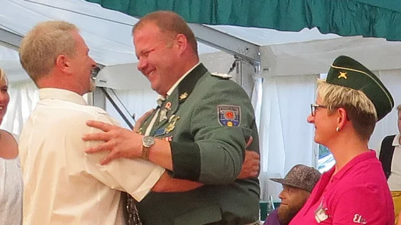 Lange her: Der amtierende K&ouml;nig Volker Immel (links) gratuliert seinem Nachfolger, Kronprinz Mario Trompeter, der ab 2018 mit seiner K&ouml;nigin und Ehefrau Rafaela regieren wird. - &copy; Archivfoto: Achim Krause