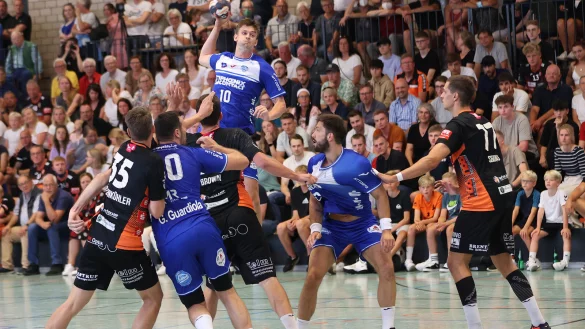 Zugang Emil Buhl Laerke steigt im TBV-Dress hoch. - &copy; paul cohen