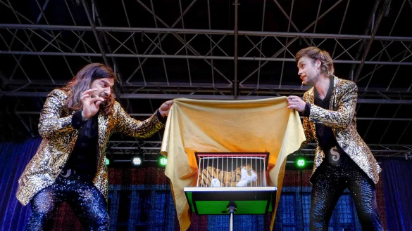 Das Zauberduo aus Joy (links) und Siegfried lie&szlig; wie ihre gro&szlig;en Vorbilder einen
Tiger auf der B&uuml;hne verschwinden. - &copy; Laurenz Tegethoff