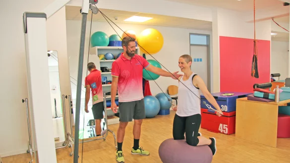 Kraft und Koordination trainiert Patientin Astrid Gutting, die von dem speziell ausgebildeten OTT-Therapeuten Paul Bukowski in der Lippe-Reha in Detmold unterstützt wird. - © Silke Buhrmester(LZ)
