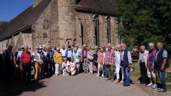 Vor dem Kloster M&ouml;llenbeck erholte sich die Gruppe um Friedrich Brakemeier und Peter-Uwe Witt von der abwechslungsreichen und sehr interessanten &bdquo;Tour de Lippe&ldquo;. - &copy; Hanns Boedeker