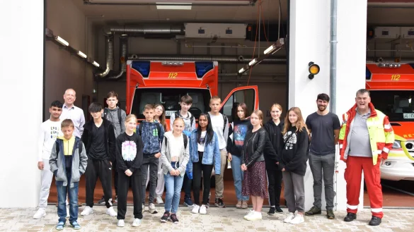 Die gesamte Gruppe mit Lehrer Dr. Guntram Wilks (Zweiter von links), Wachenleiter David Krikor (Zweiter von rechts) und Lehrer Jörn Fries (rechts). - © Jörn Fries