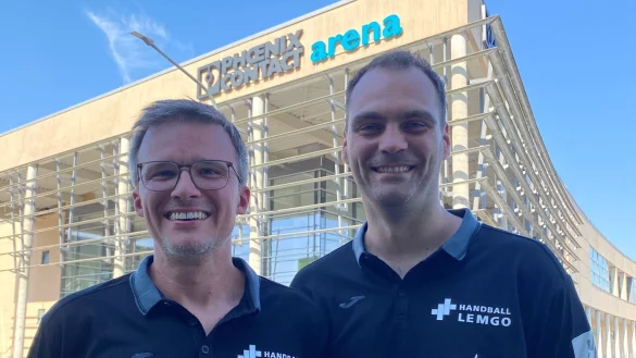 Die Phoenix-Contact-Arena im Hintergrund: Hier sind Bj&ouml;rn Piontek (links) als Trainer und Lasse Bracksiek als Nachwuchschef f&uuml;r Handball Lemgo t&auml;tig. - &copy; Sebastian Lucas